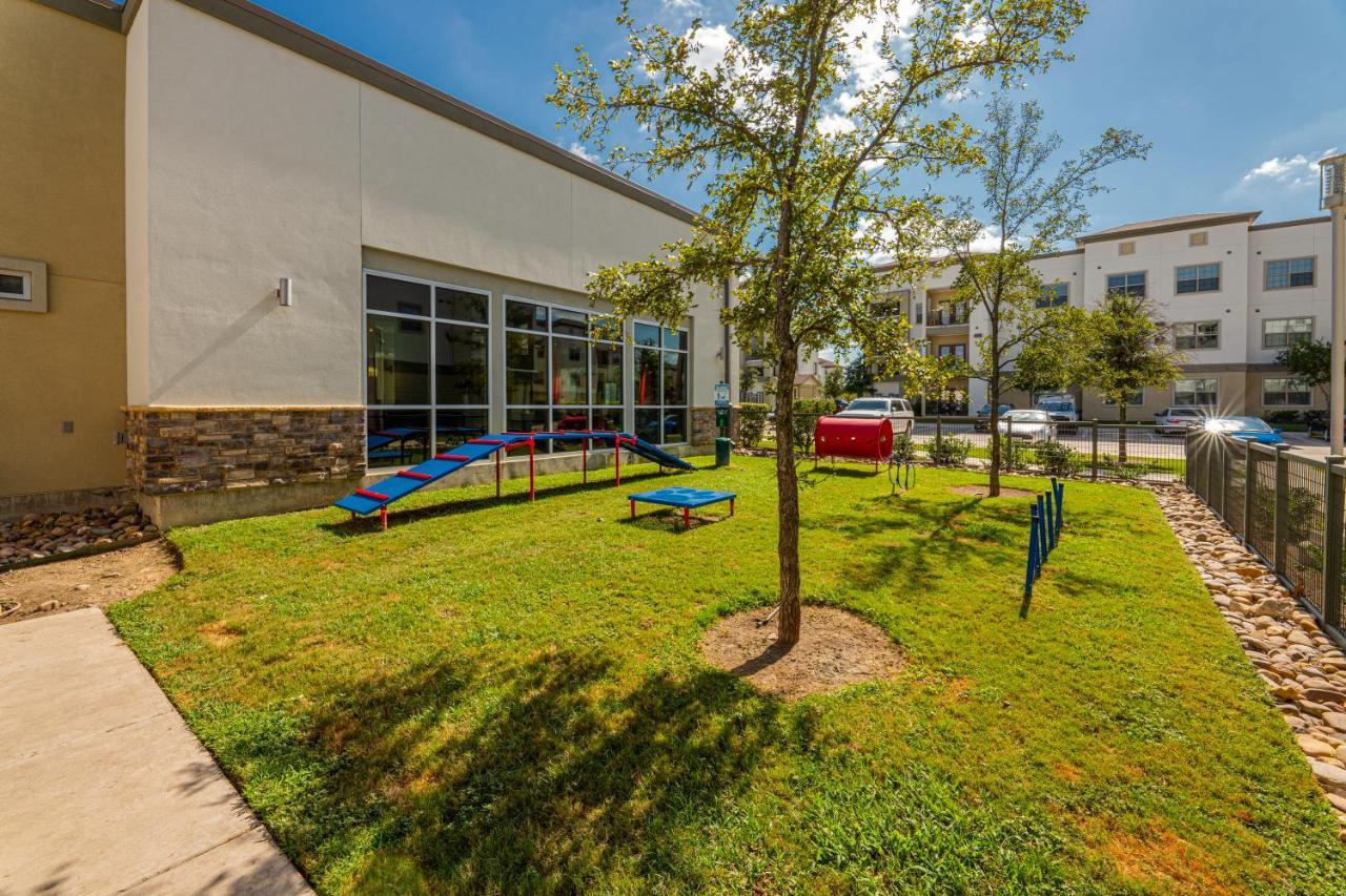 Appartamento Luxe 3B/2B Getaway - Pool, Gym, Parking, Pet Wash Leander Esterno foto
